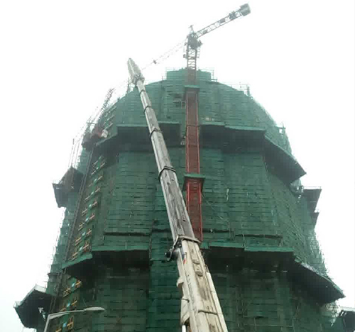 濮阳市吊车在工地上作业